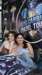 Asistentes frente al backdrop de Las Cabras Pádel Tour en Montería, Córdoba