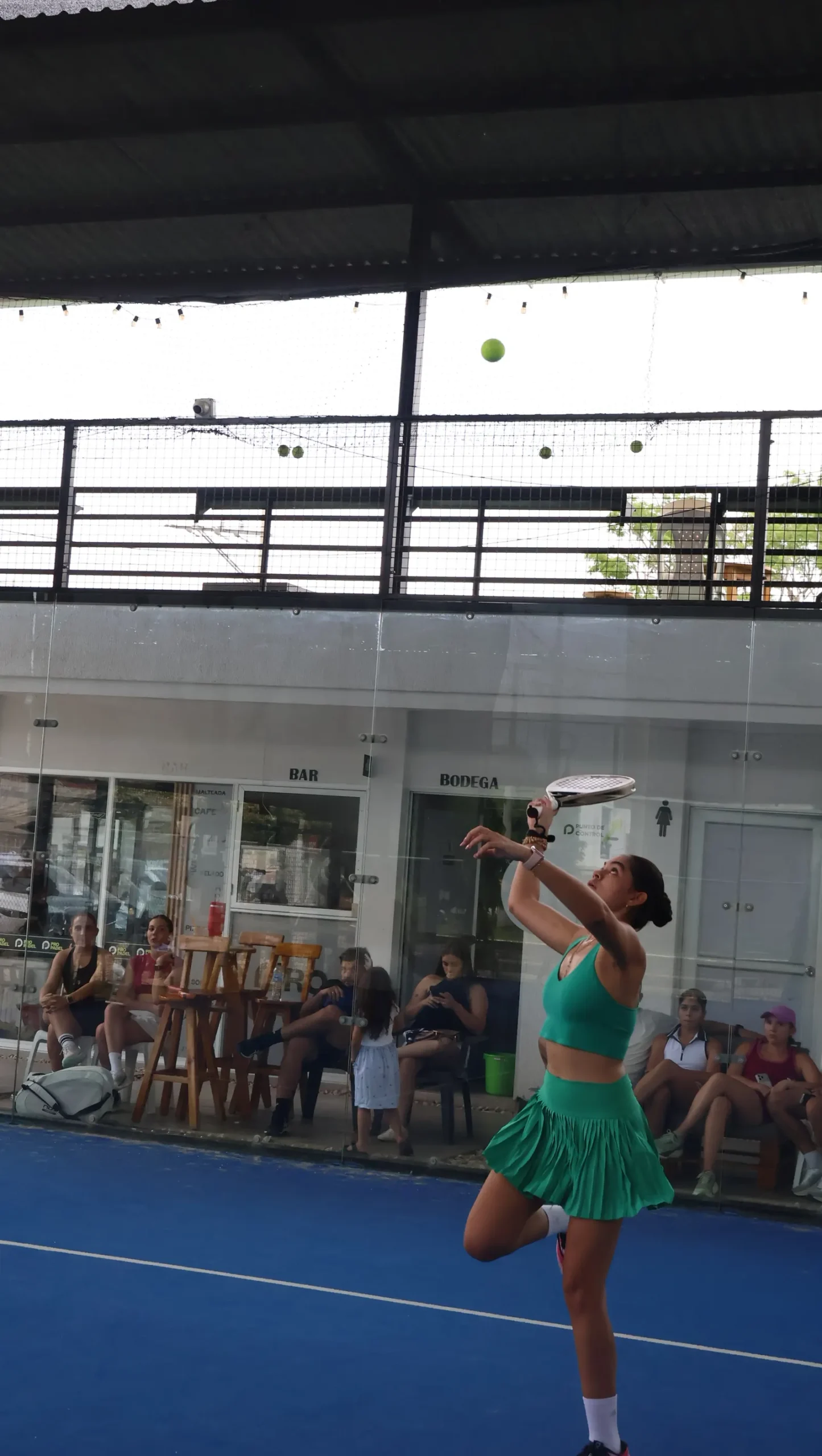 Jugadora en plena acción durante un partido de Las Cabras Pádel Tour