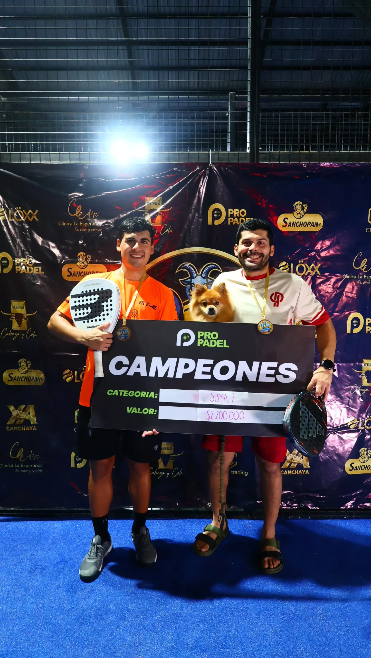 Equipo campeón de Las Cabras Pádel Tour con su trofeo