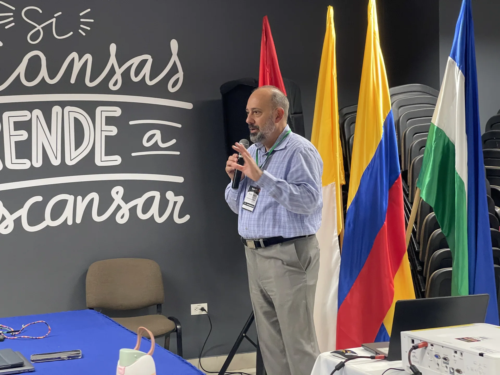Doctor Andy Bezara dictando el taller de gestión de pacientes internacionales en el Summit Salud y Bienestar 2026, Montería
