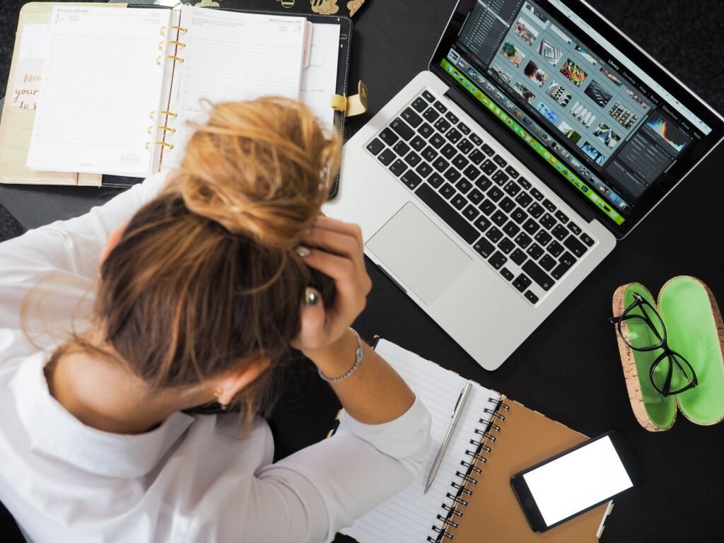 Persona trabajando frente a su laptop con cara de frustración
