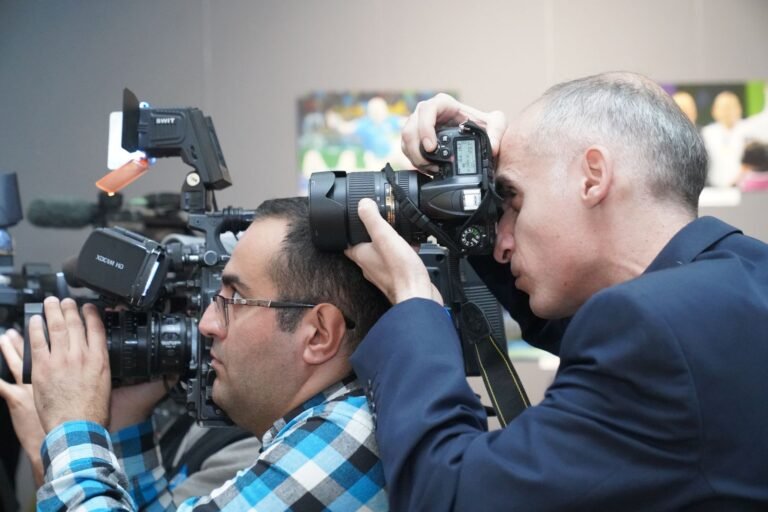 Fotógrafos cubriendo un evento con cámaras profesionales