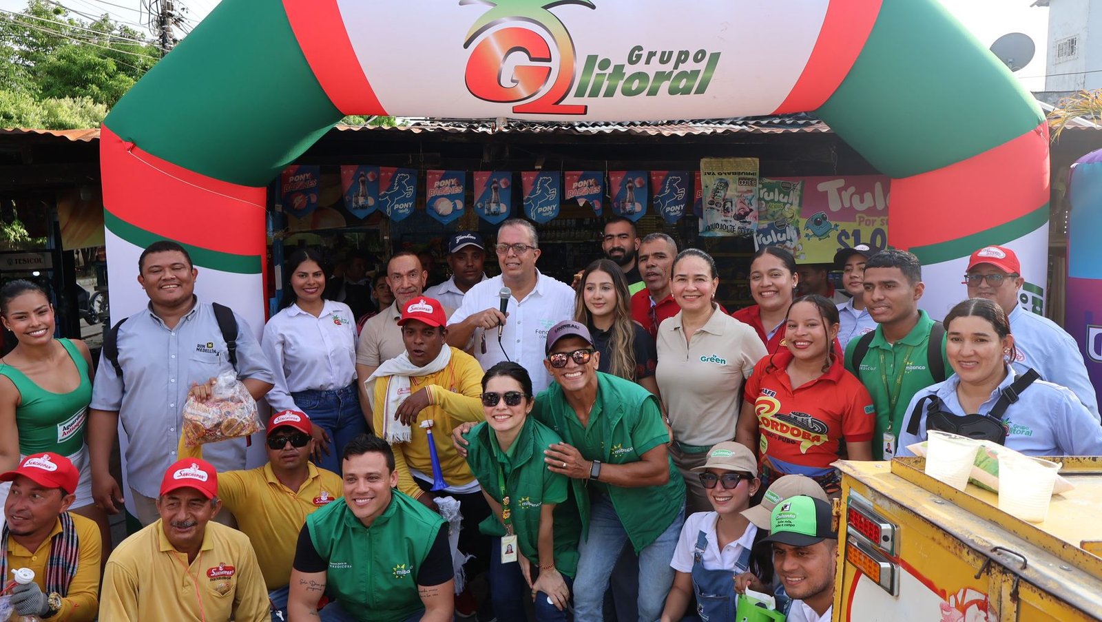 Equipo de marcas patrocinadoras durante el recorrido