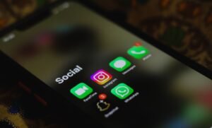 Primer plano de un celular mostrando íconos de redes sociales