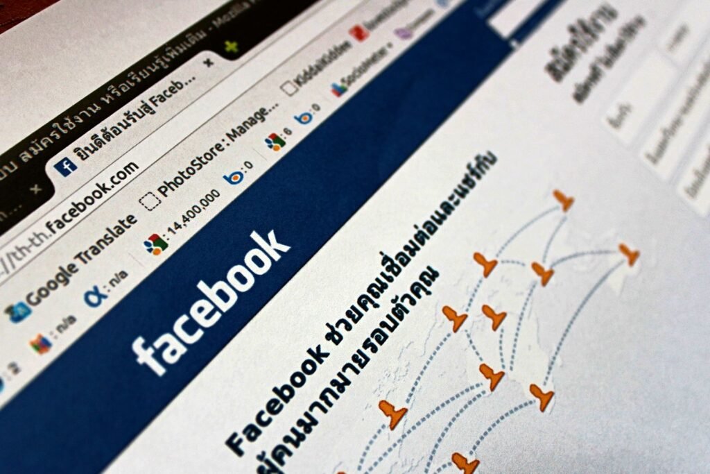 Página de Facebook mostrada en un navegador con íconos de redes sociales