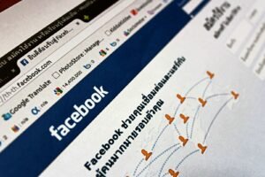 Página de Facebook mostrada en un navegador con íconos de redes sociales