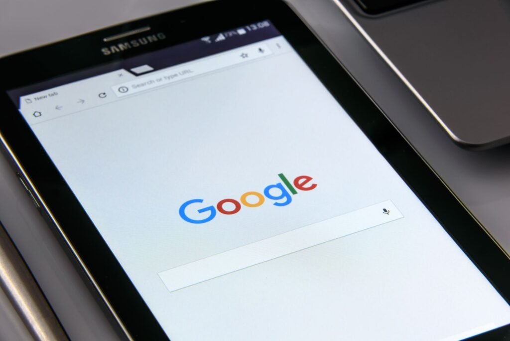 Tablet mostrando la pantalla de búsqueda de Google