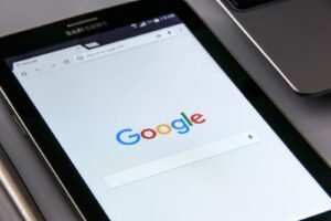 Tablet mostrando la pantalla de búsqueda de Google