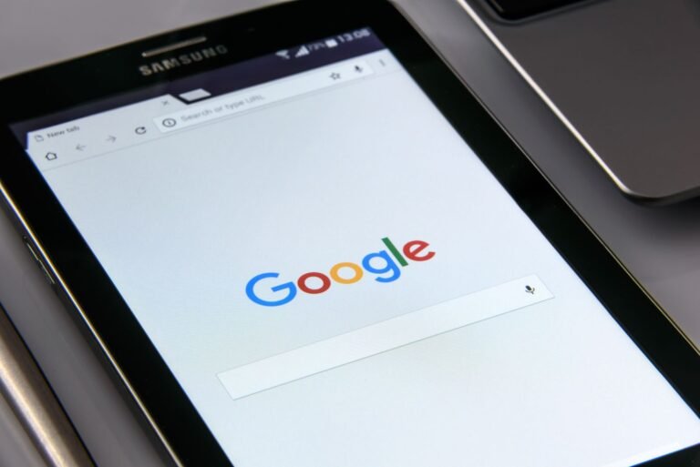 Tablet mostrando la pantalla de búsqueda de Google