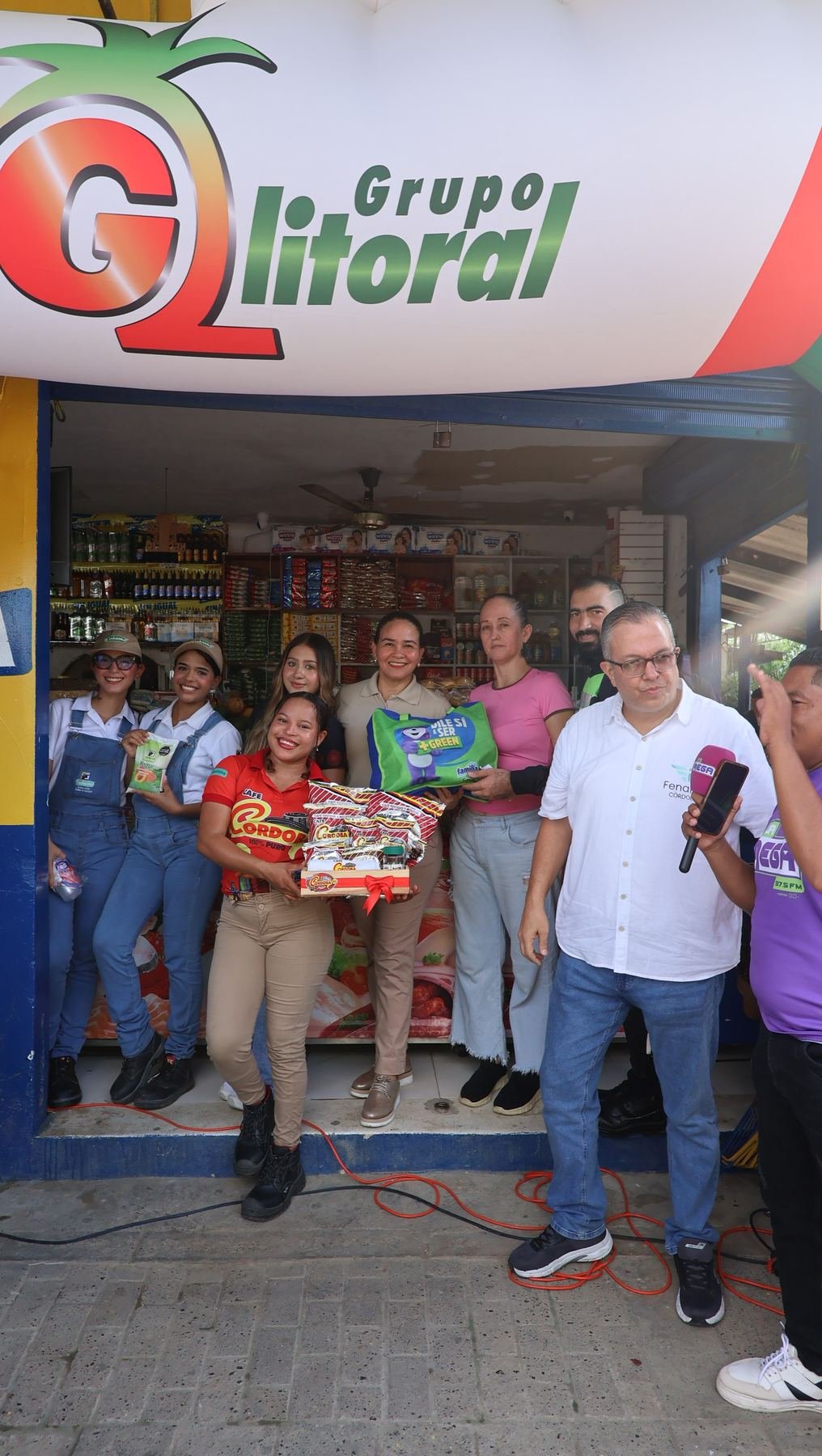 Tendero recibiendo su premio